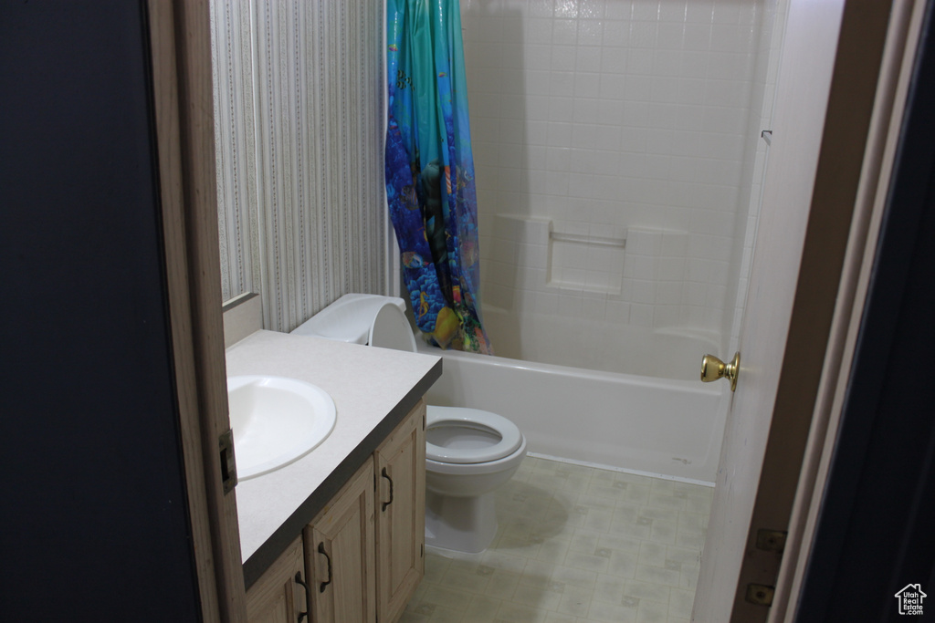 Bathroom with vanity and shower / tub combo
