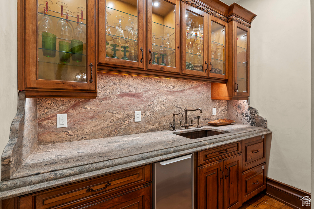 Indoor wet bar with tasteful backsplash and baseboards