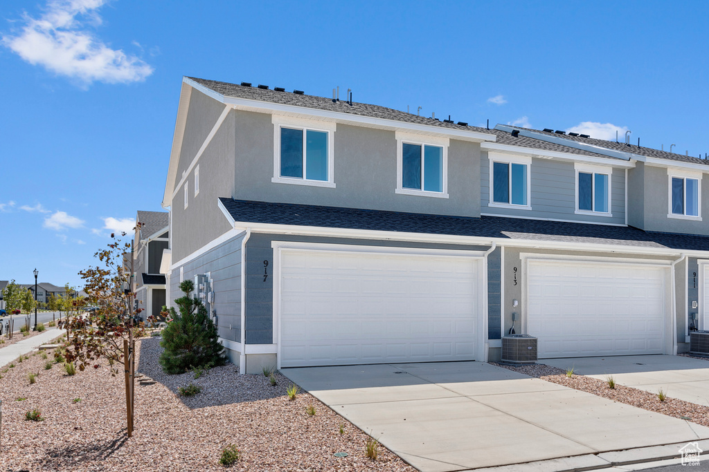 View of front facade with a garage and driveway