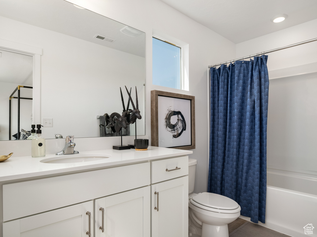 Full bath with vanity and shower / bath combo