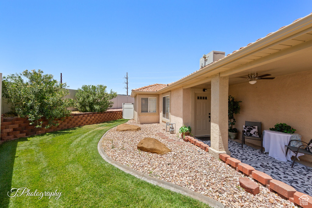 View of yard with a ceiling fan
