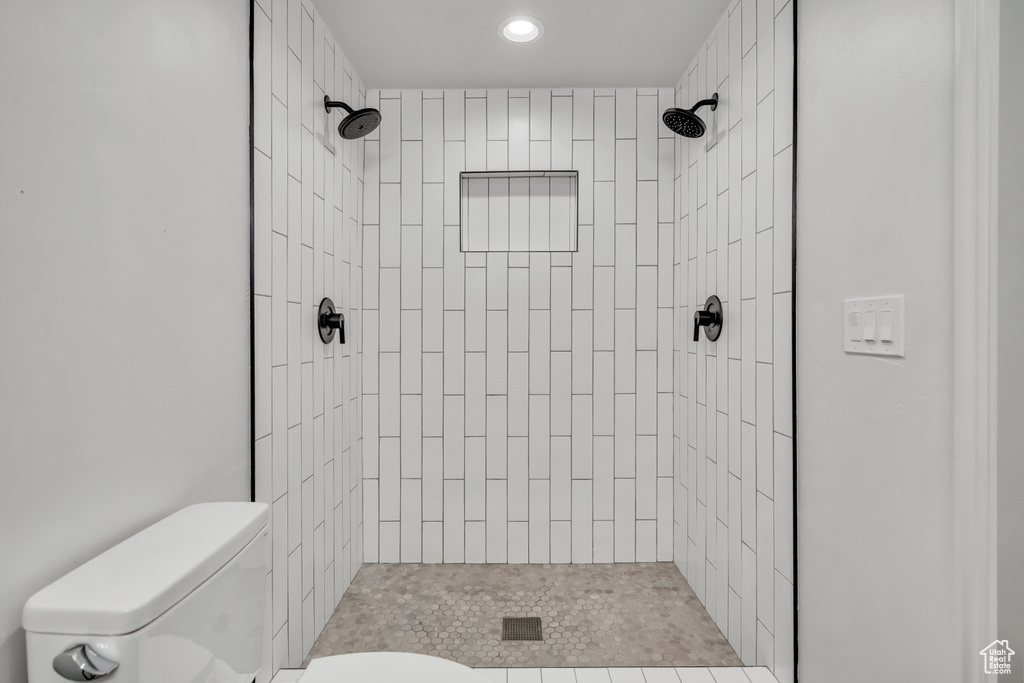 Bathroom featuring tiled shower and recessed lighting