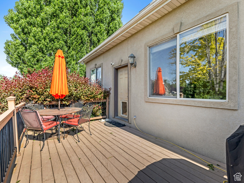 Deck with outdoor dining space