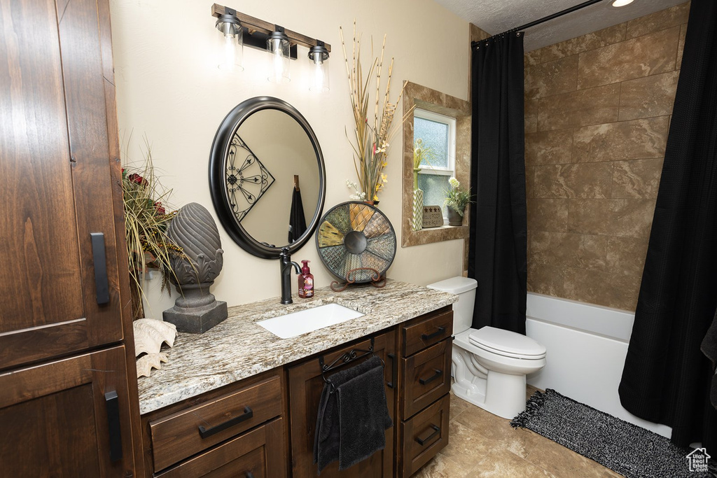 Bathroom with vanity and shower / bath combo with shower curtain