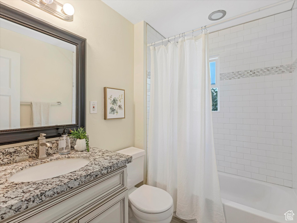 Full bath with vanity and shower / bath combo with shower curtain