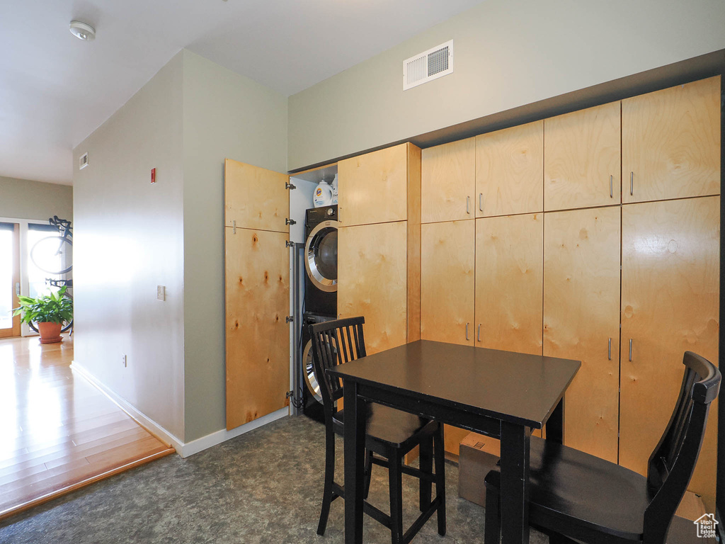 Dining room with stacked washer / drying machine and baseboards