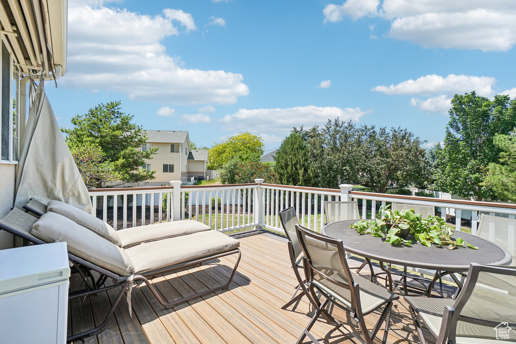 Deck with outdoor dining space