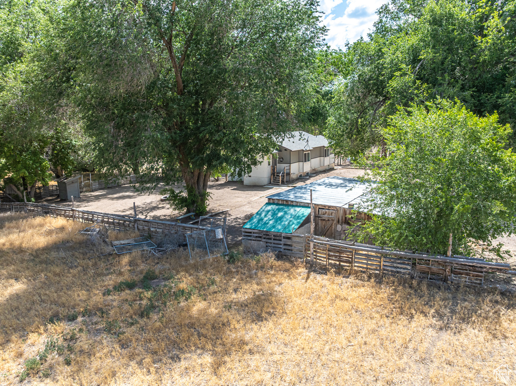 View of yard with an outbuilding