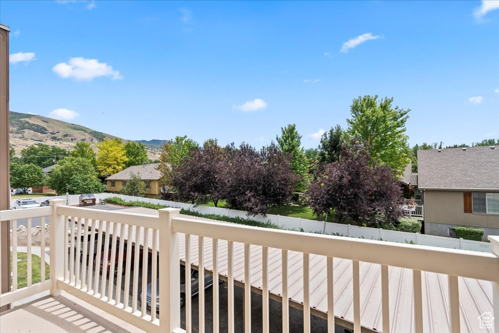 Balcony featuring a mountain view