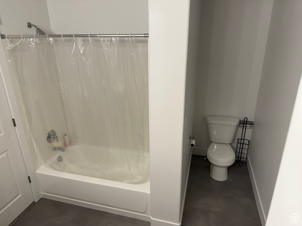 Full bath with toilet and shower / tub combo