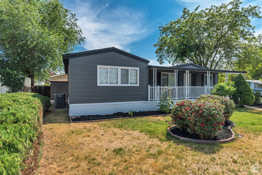 View of front of house featuring a porch and a front lawn