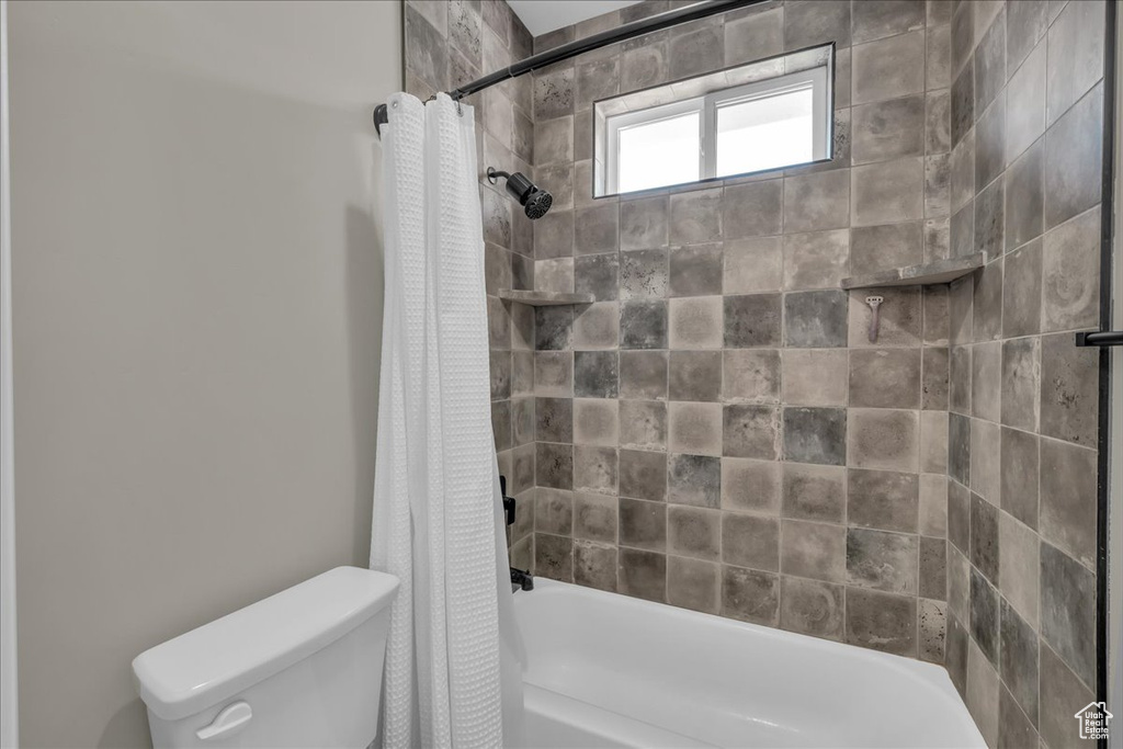 Full bath with shower / tub combo with curtain and toilet