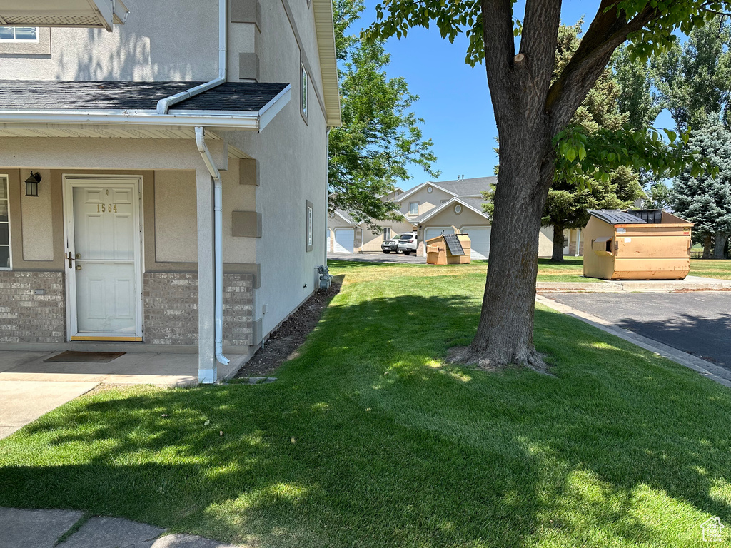 View of grassy yard with a residential view