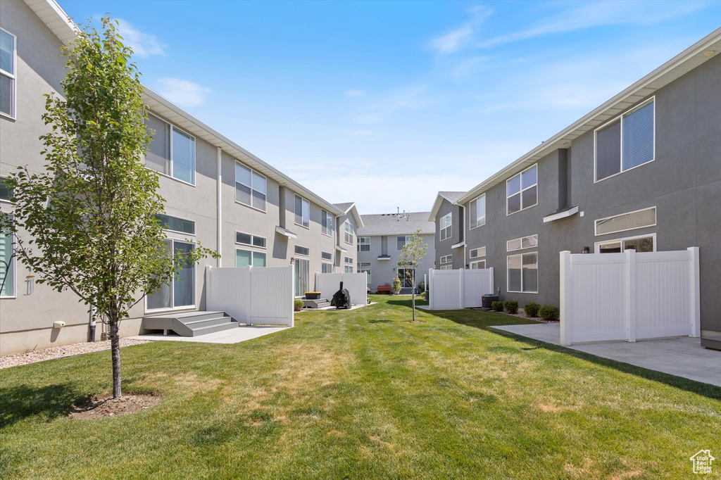 View of yard with a residential view
