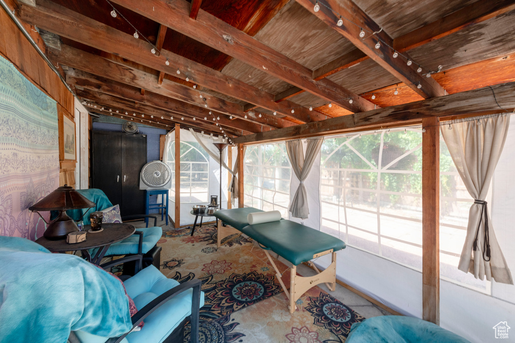 Sunroom / solarium with beam ceiling