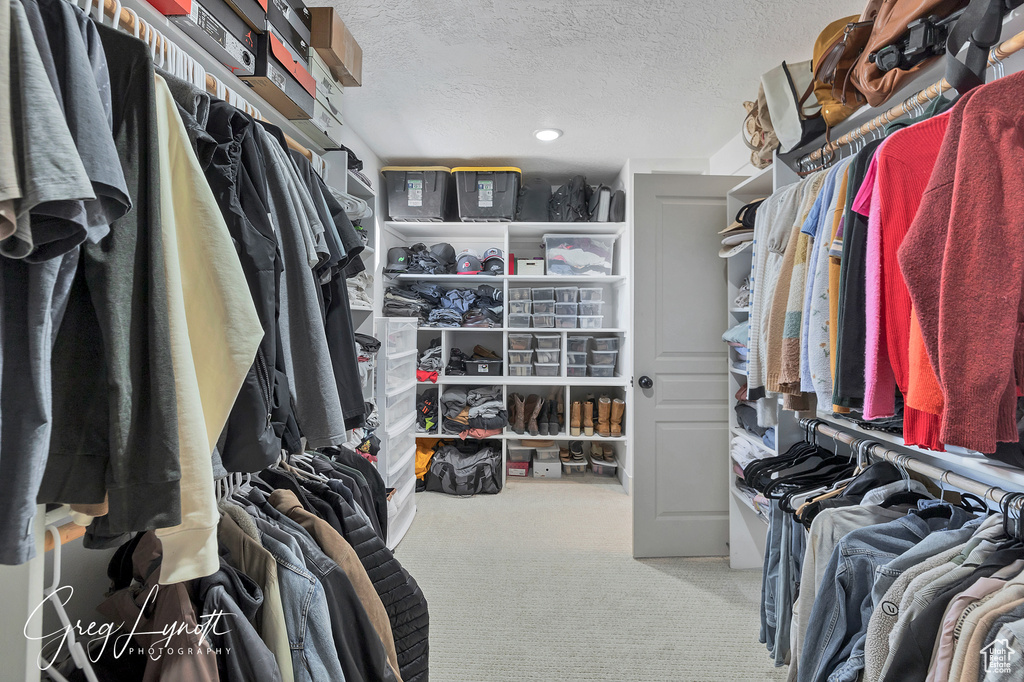 Walk in closet featuring carpet