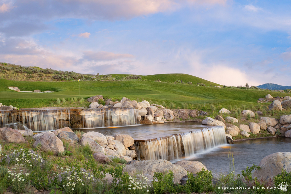 Surrounding community with a mountain view