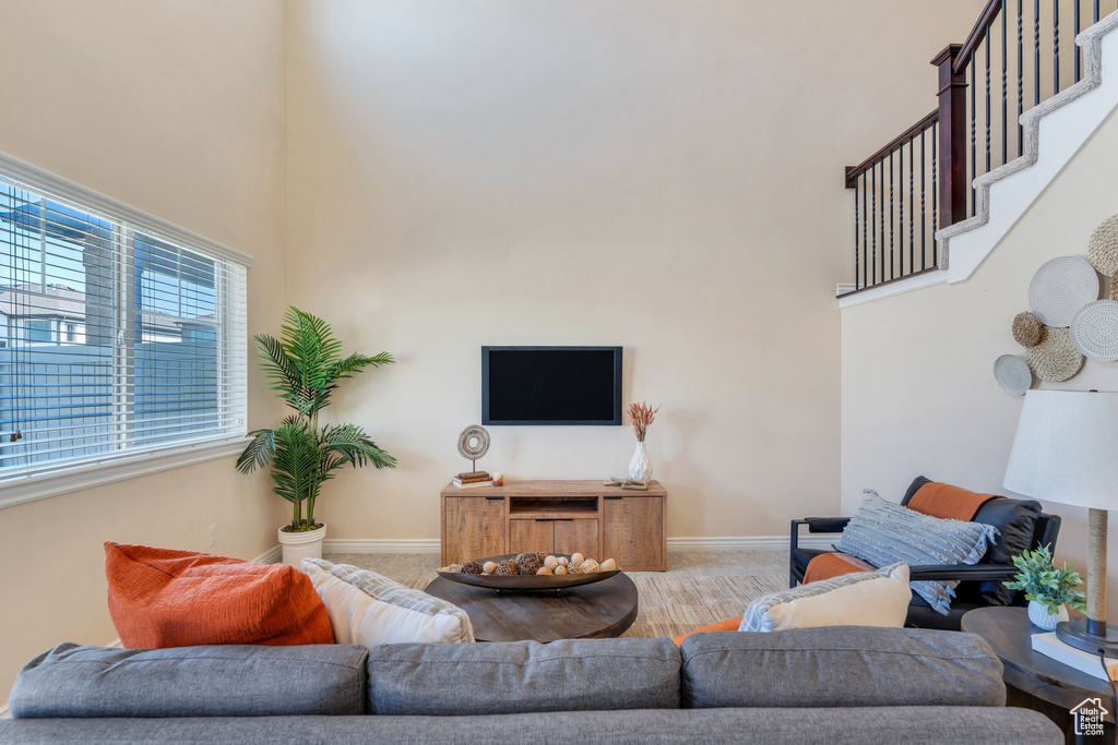 Living room with a towering ceiling and baseboards