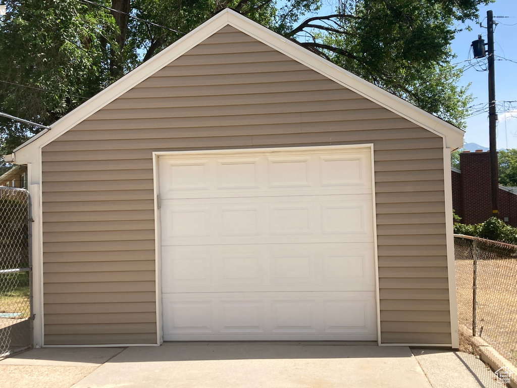 Detached garage with driveway