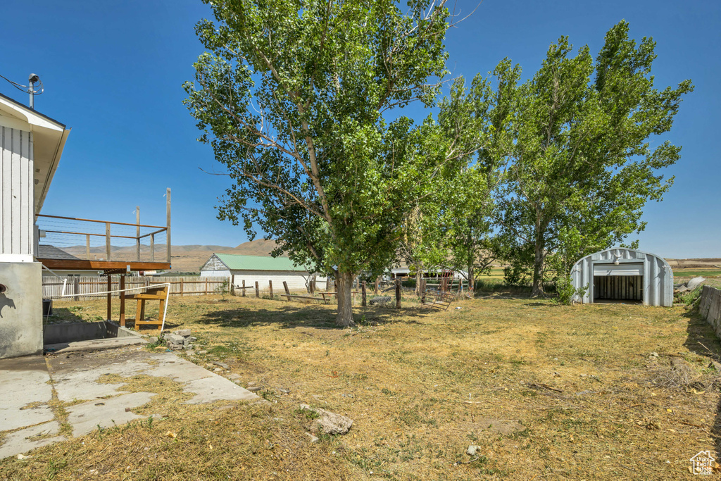 View of yard featuring an outdoor structure