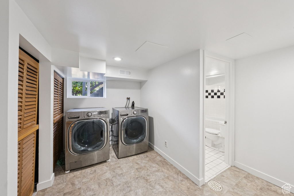 Laundry area with washing machine and clothes dryer and recessed lighting