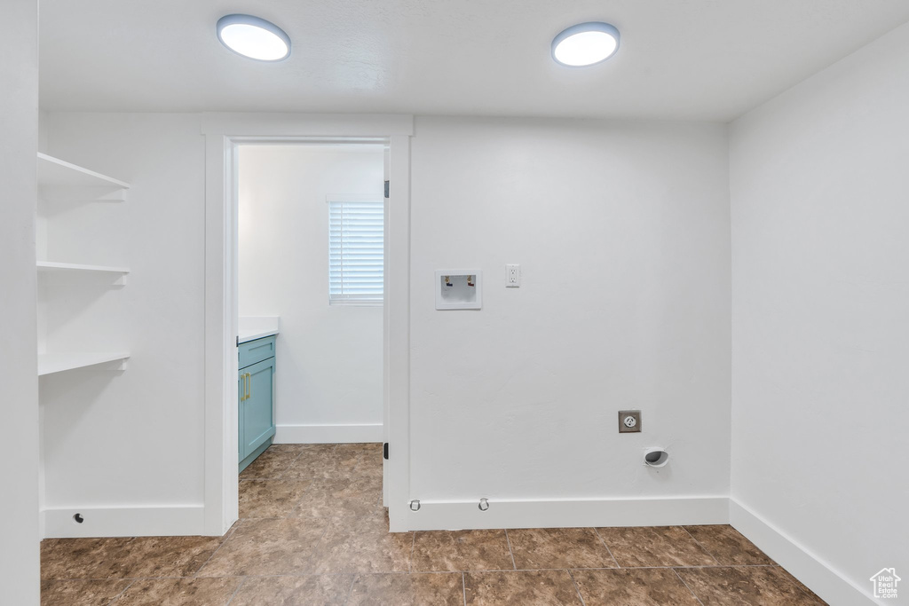 Laundry area with electric dryer hookup and washer hookup