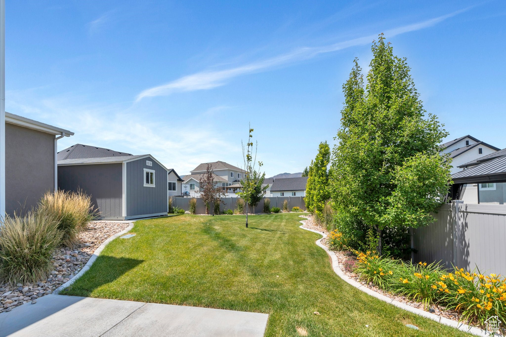 View of yard with a residential view and an outdoor structure