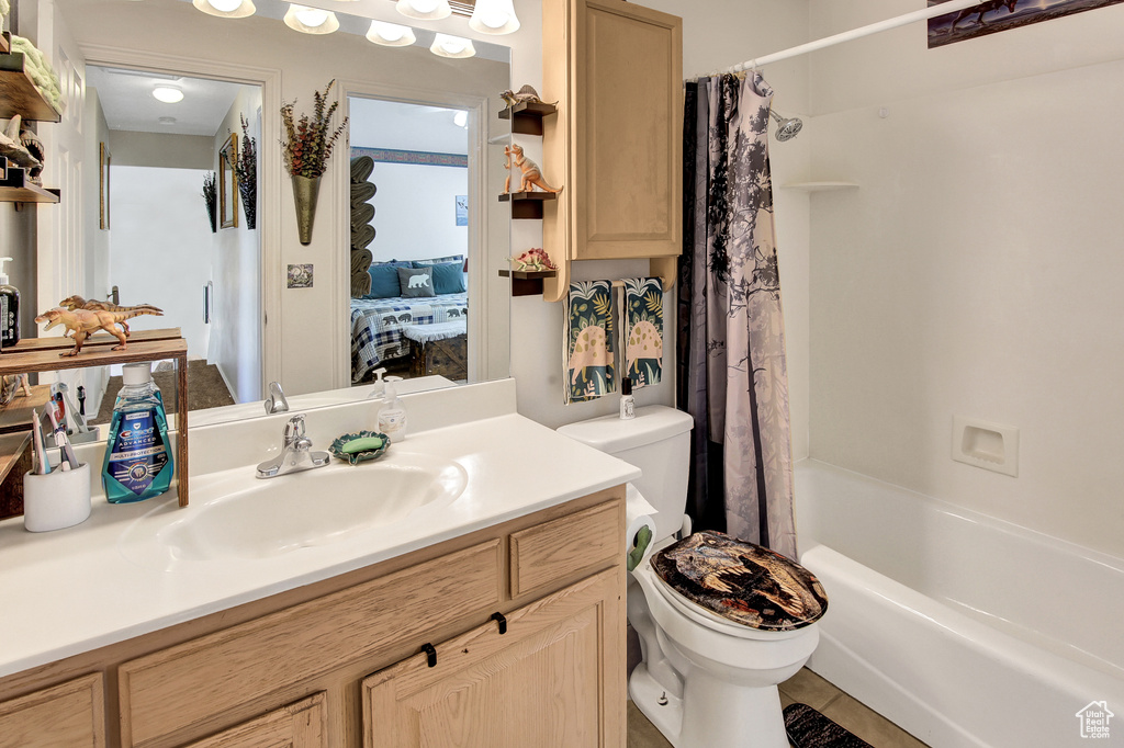 Ensuite bathroom featuring vanity and shower / bath combo