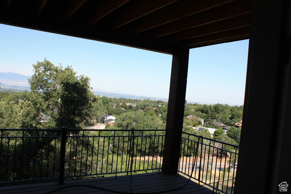 Balcony featuring a mountain view