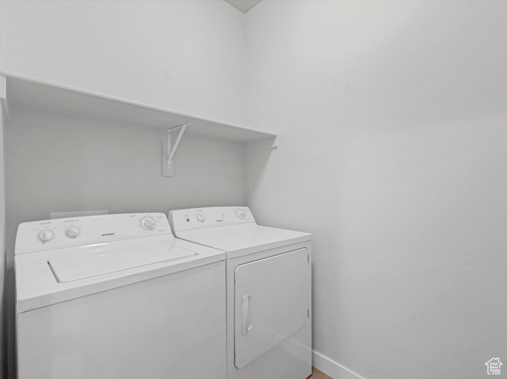 Laundry room with independent washer and dryer and baseboards