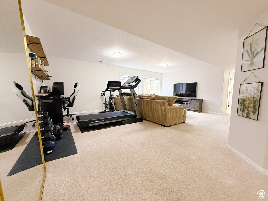 Workout room with carpet flooring and baseboards