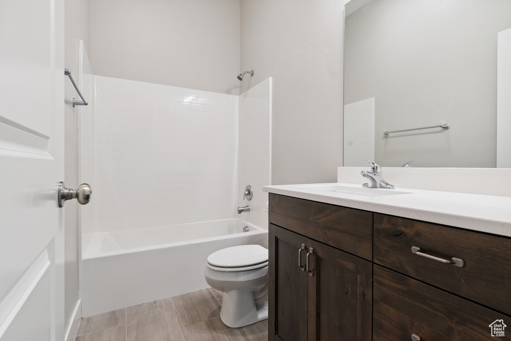 Bathroom with vanity and washtub / shower combination