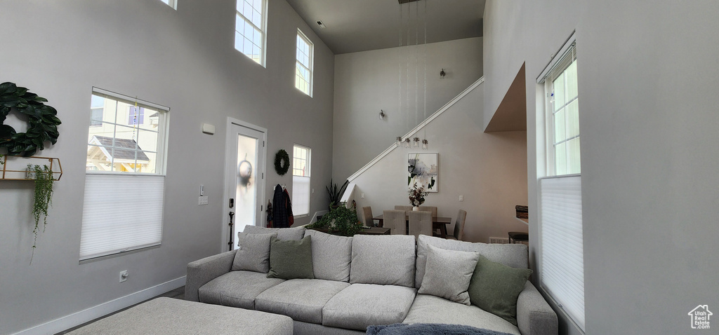 Living area with a towering ceiling and baseboards
