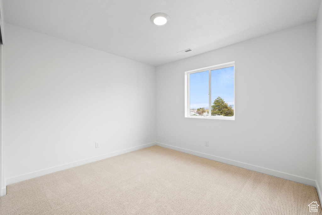 Empty room with light carpet