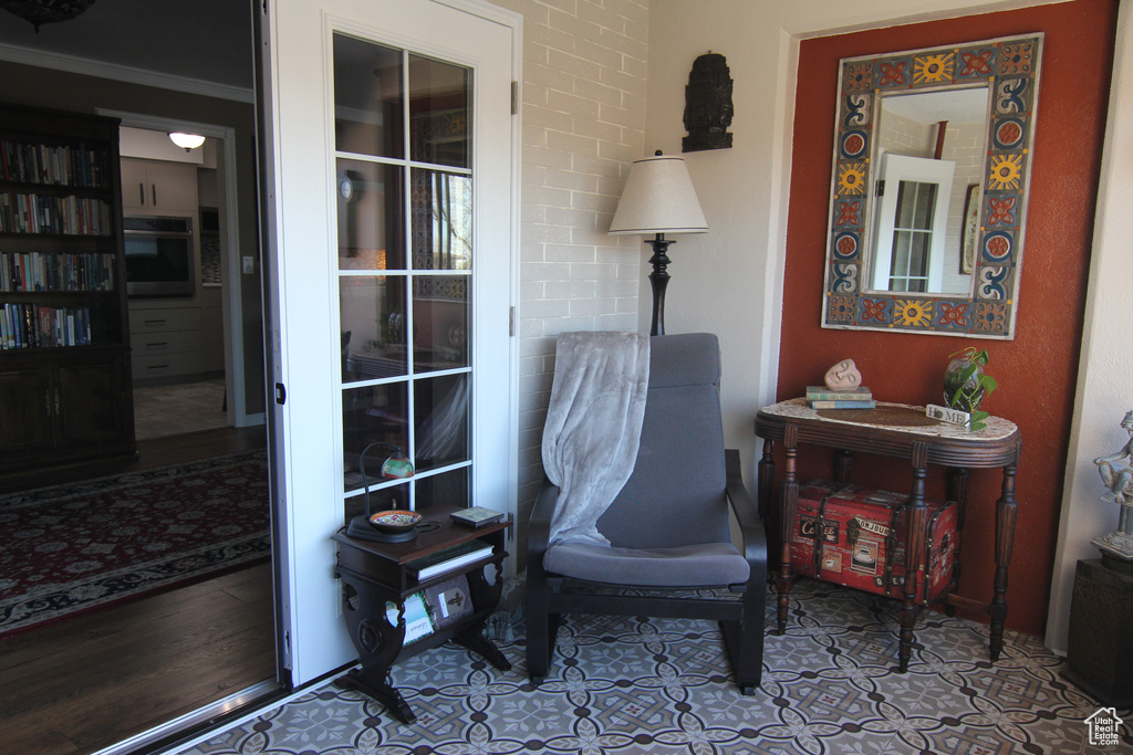 Living area with ornamental molding