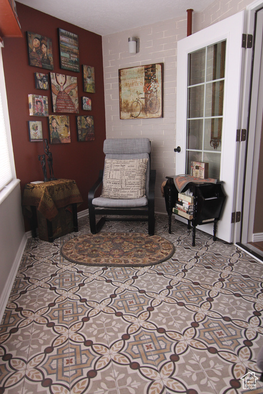 Sitting room with baseboards