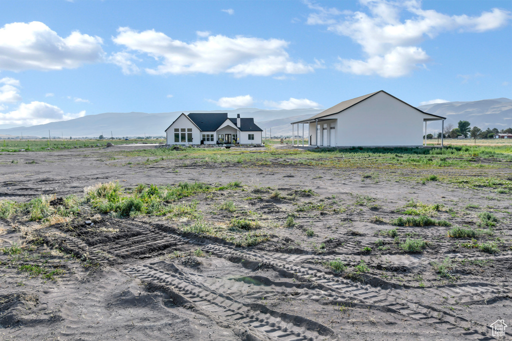 View of yard featuring a mountain view and a view of rural / pastoral area