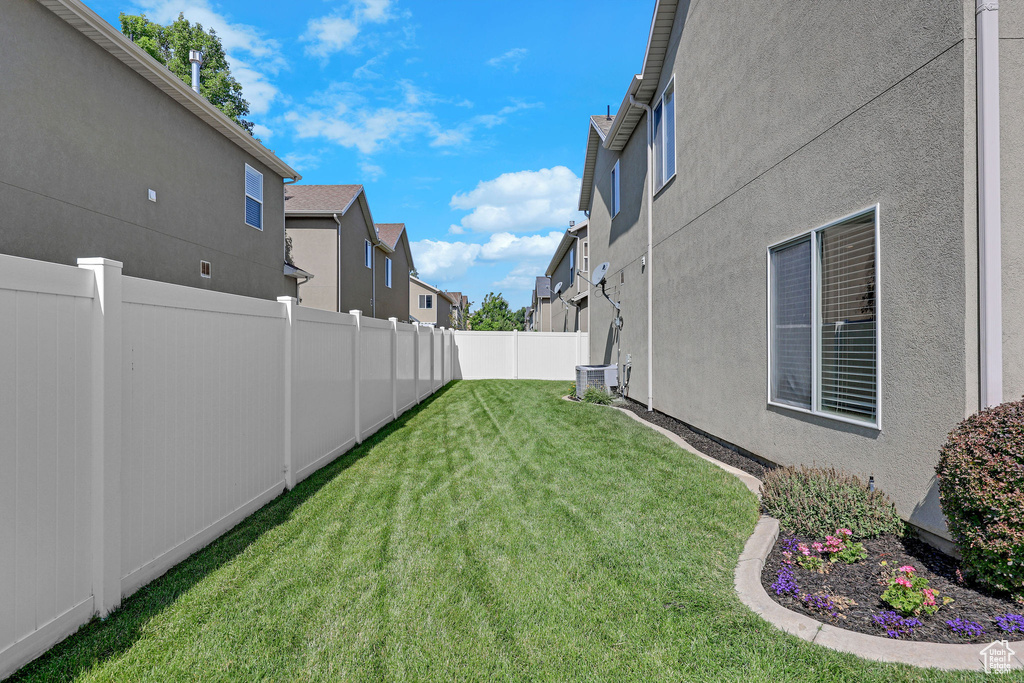 View of yard with a residential view