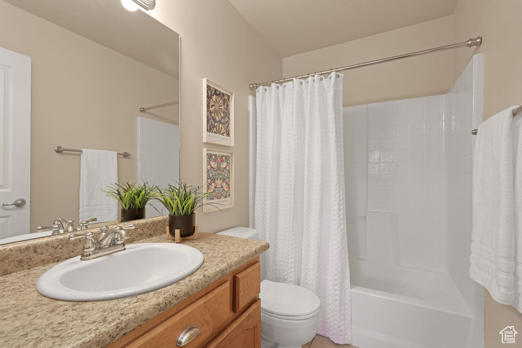 Bathroom with vanity and shower / bathtub combination with curtain