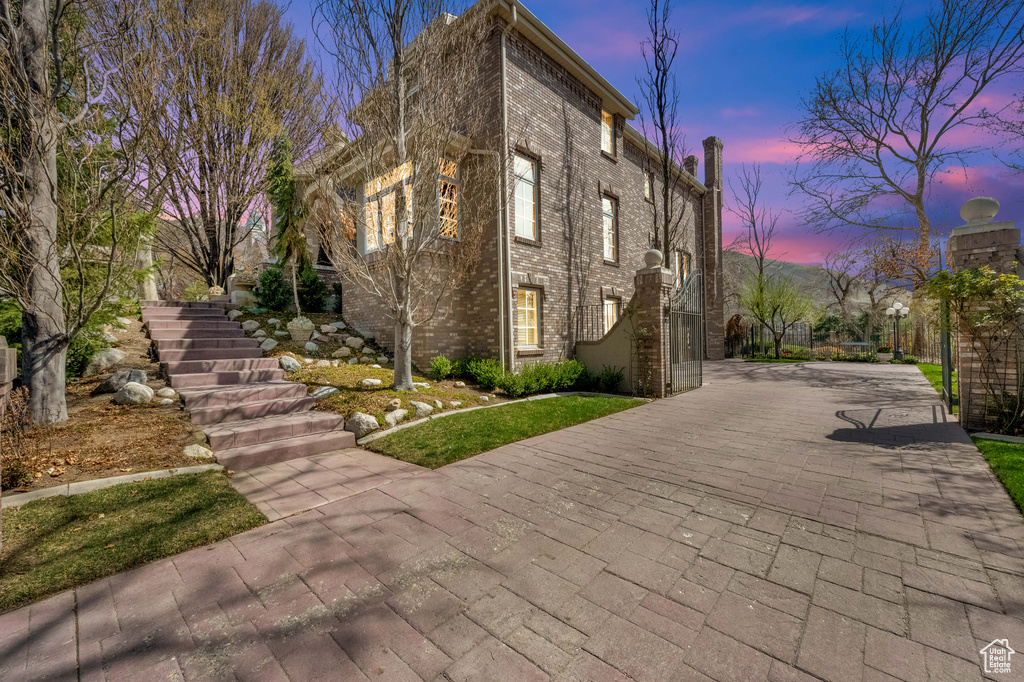 2058 E OAK MANOR DR Sandy, UT 84092
