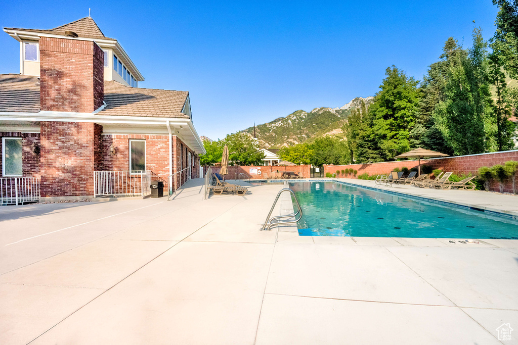2058 E OAK MANOR DR Sandy, UT 84092