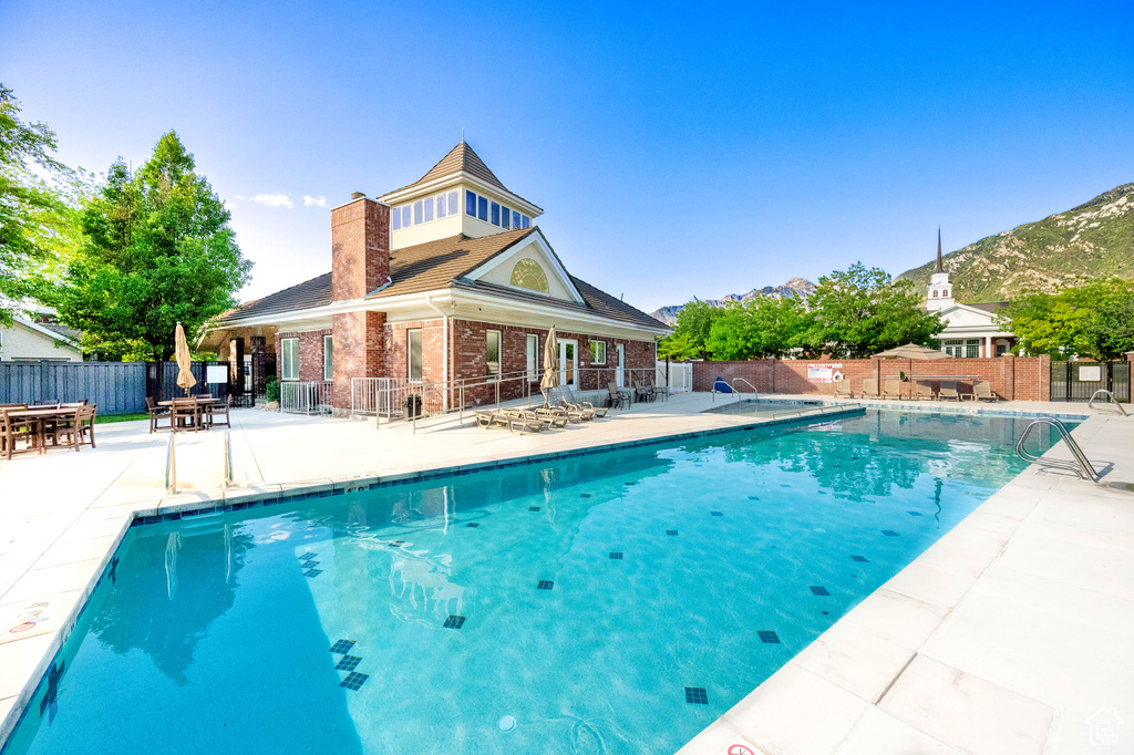 2058 E OAK MANOR DR Sandy, UT 84092
