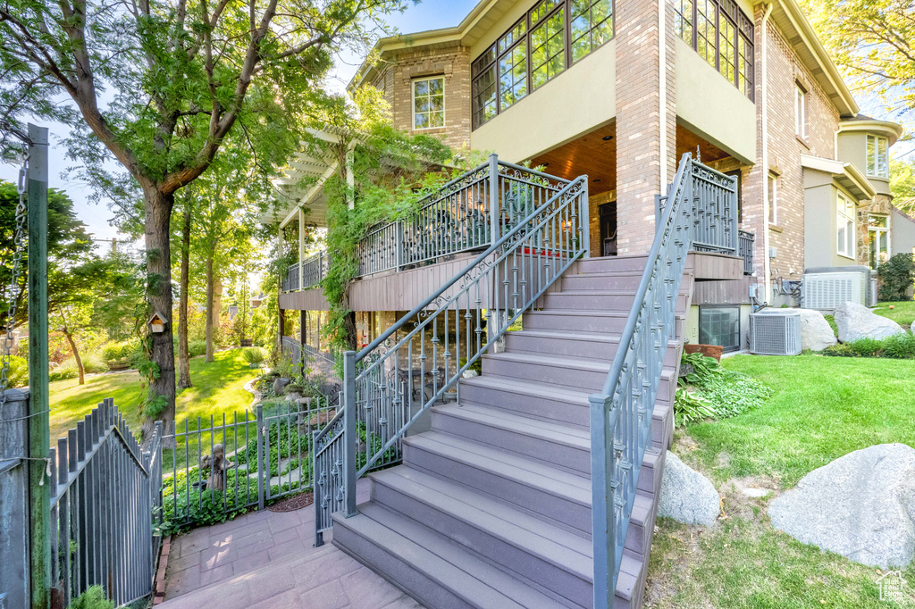 2058 E OAK MANOR DR Sandy, UT 84092
