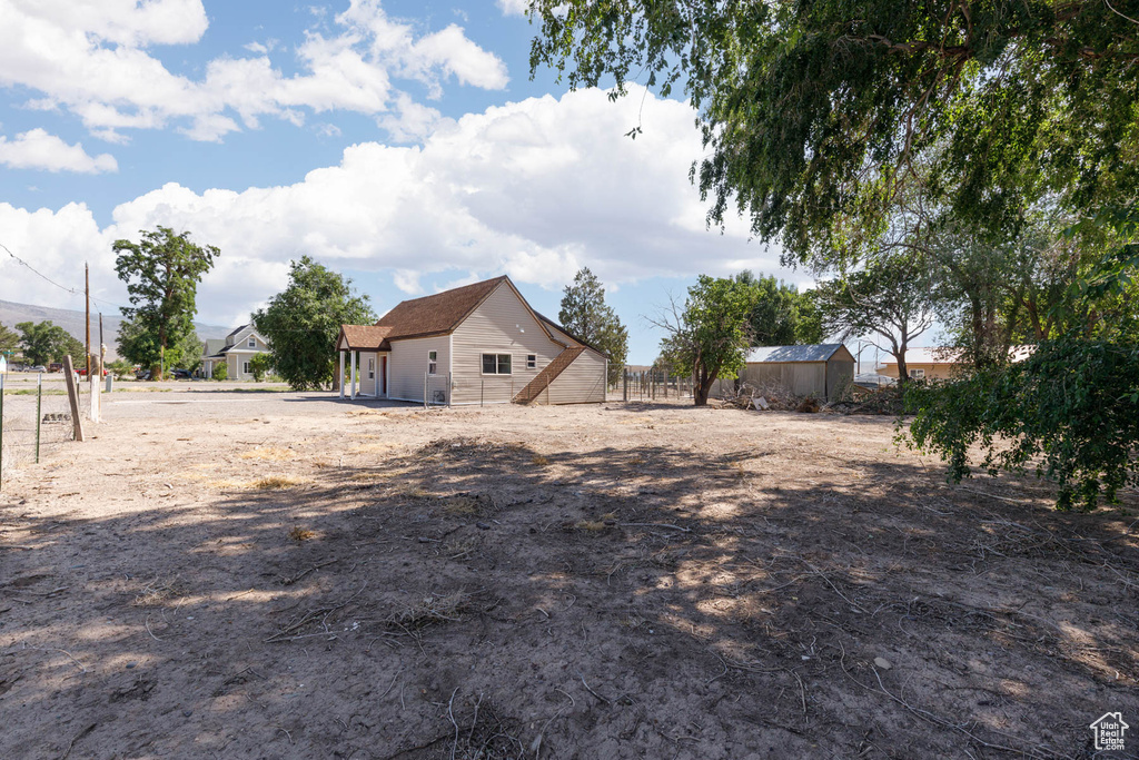 View of yard featuring a shed