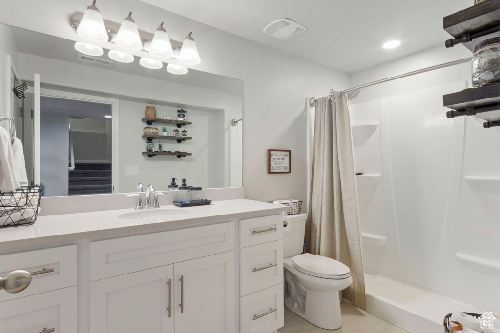 Full bathroom featuring a shower with shower curtain and vanity