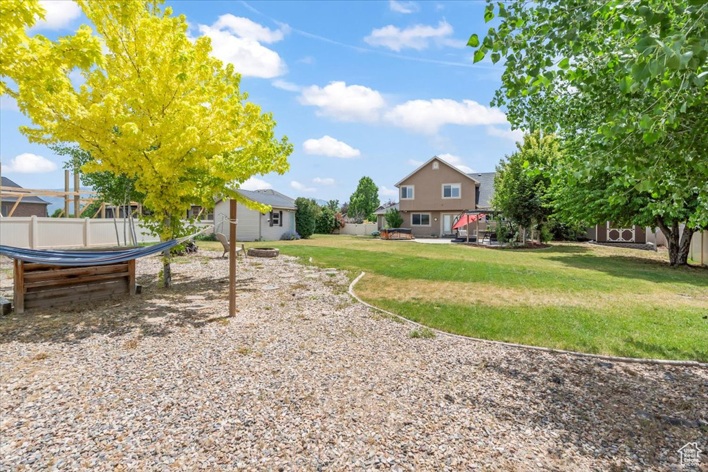 View of yard featuring an outbuilding