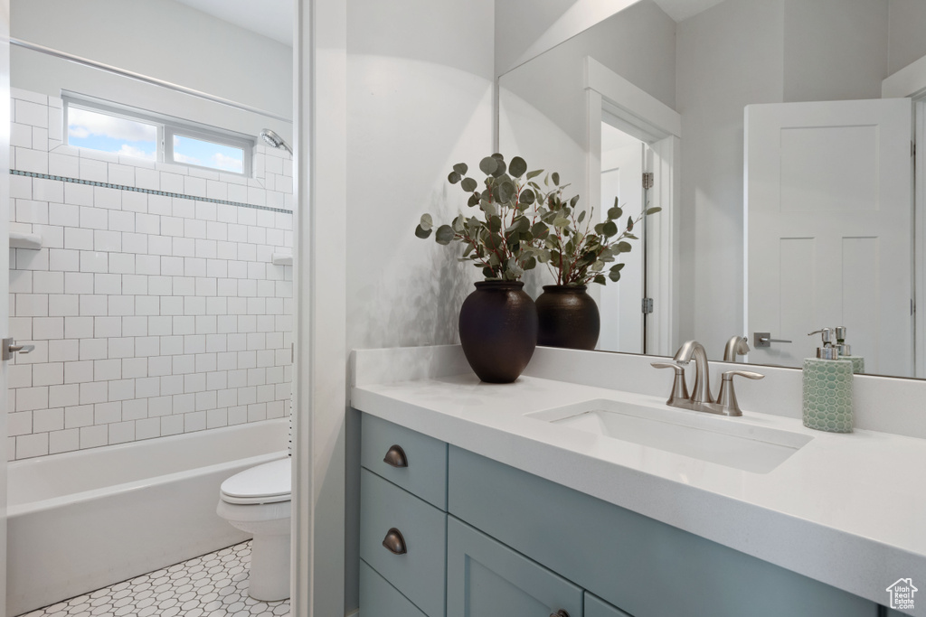 Bathroom with vanity and washtub / shower combination