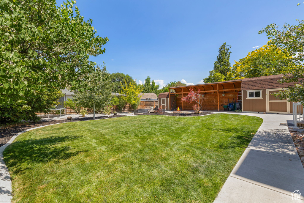 View of yard featuring a storage shed