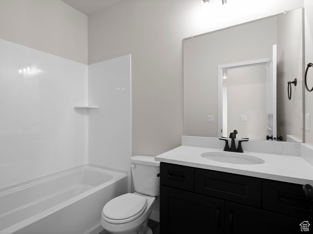 Bathroom with vanity and washtub / shower combination