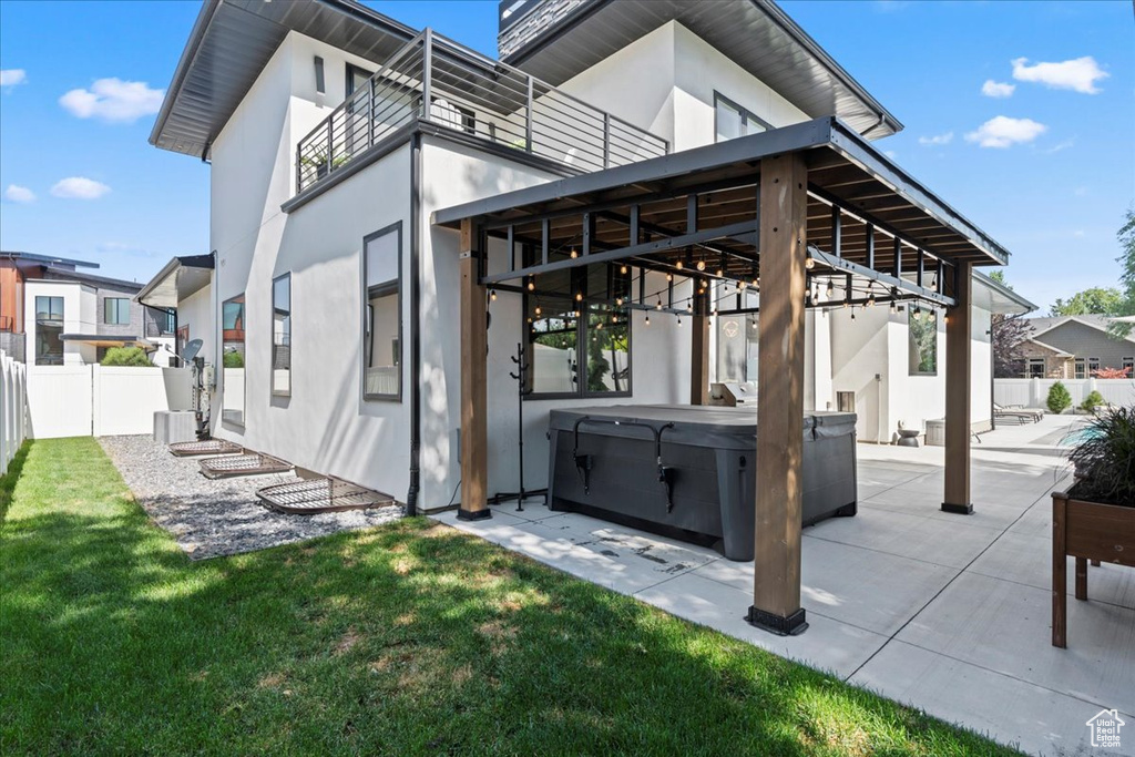 Patio / terrace with a hot tub and a patio
